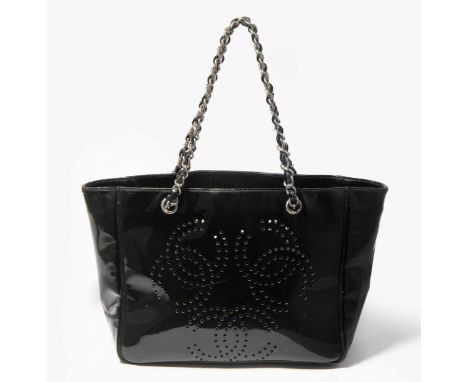 Chanel, Schultertasche2000–2002. Aus schwarzem, durchbrochen gearbeitetem Lackleder. Lederdurchflochtener Kettenriemen aus we