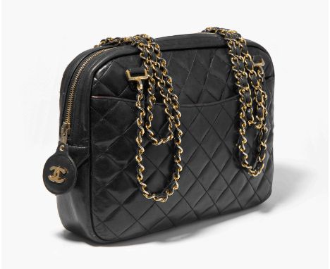 Chanel, Schultertasche1994–96. Aus schwarzem, gestepptem Lammleder. Zwei lange, lederdurchflochtene Kettenriemen aus goldfarb
