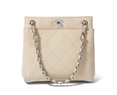 Chanel, Handtasche1997–99. Aus beigem, gestepptem Leder. Zwei lederdurchflochtene Kettenriemen aus weissem Metall. Drehversch
