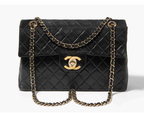 Chanel, Tasche "Timeless"1970–80er. Aus schwarzem, gestepptem Lammleder. Lederdurchflochtener Kettenriemen aus goldfarbenem M