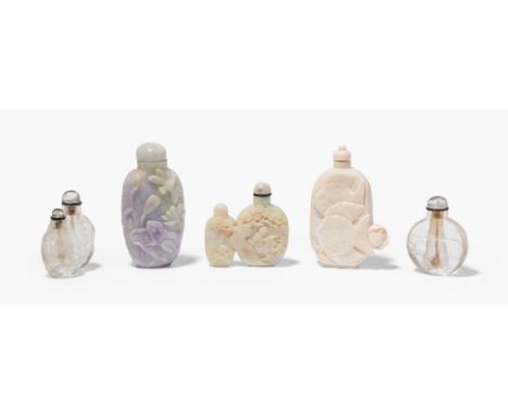 Lot: 5 Snuff BottlesChina, 20.Jh. Bestand: Zwei Snuff Bottles aus weissem bzw. pastellgrünem Opal mit Figuren- bzw. Fischdeko