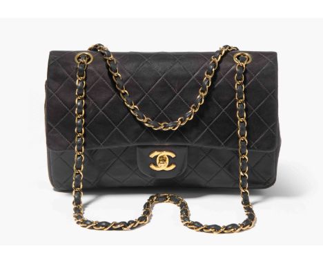 Chanel, Tasche "Timeless"1997–99. Aus dunkelbraunem, gestepptem Lammleder. Lederdurchflochtener Kettenriemen aus goldfarbenem