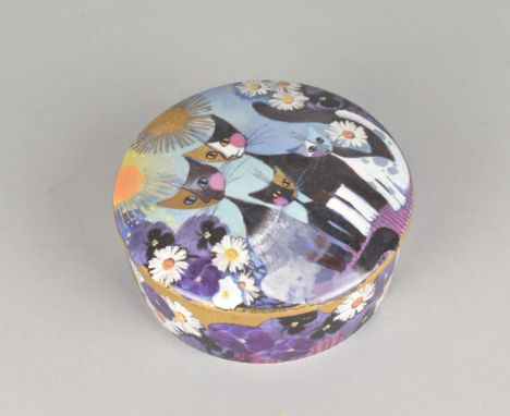 A Goebel Artis Orbis R. Wachtmeister Katzen Famille Ceramic Box, 13cm diameter
