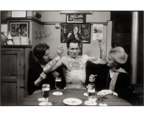 Lebeck, Robert -- St. Pauli. 1961. Gelatin silver print, printed later. 25 x 37,5 cm (30,2 x 40,5 cm). Signed, titled and dat