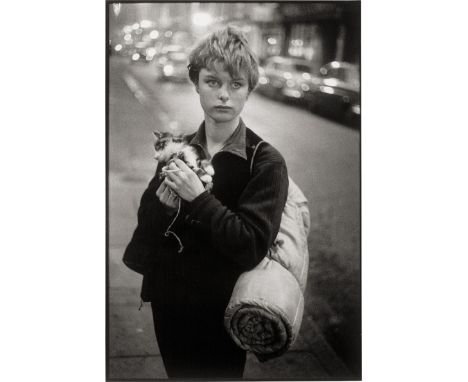 Davidson, Bruce -- Girl Holding Kitten, London. 1960. Gelatin silver print, printed later. 32,5 x 22 cm (35,4 x 27,7 cm). Sig