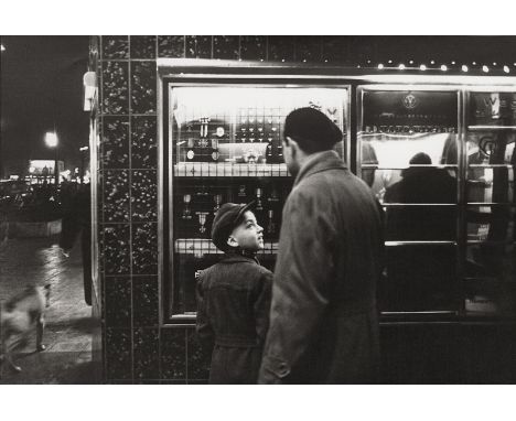 Fischer, Arno -- West-Berlin, Kurfürstendamm. 1958. Gelatin silver print on doubleweight paper, printed 1980s. 23,2 x 34,2 cm