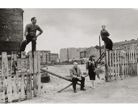 Fischer, Arno -- Ostberlin, Besuch von N.S. Chruschtschow (Leninallee). 1957. Gelatin silver print on doubleweight paper, pri