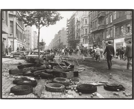Hebler, Peter -- Nach der Räumung, Winterfeldstraße 22.9.1981. Vintage matte gelatin silver print. 24,3 x 36 cm (30,5 x 40,5 