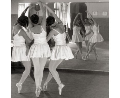Jacobi, Lotte -- Ballettschule Eduardowa. 1930. Vintage gelatin silver print. 16,7 x 16,2 cm. Signed in lower right corner of