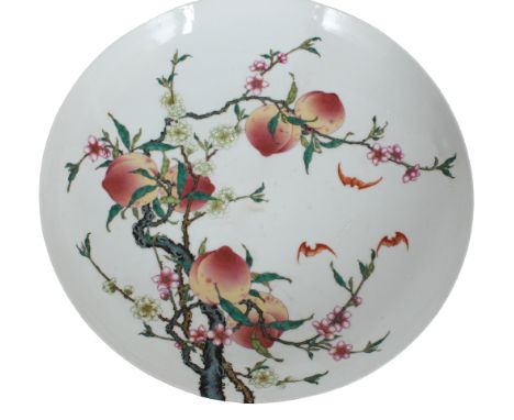 Qing Dynasty, Qainlong period (1736-1795), six-character seal in underglaze blue. The large and impressive circular bowl with