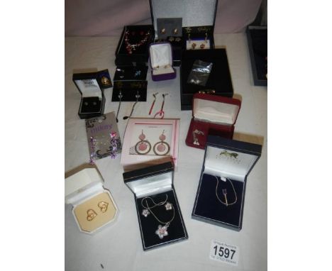 A mixed lot of fashion jewellery including earrings.