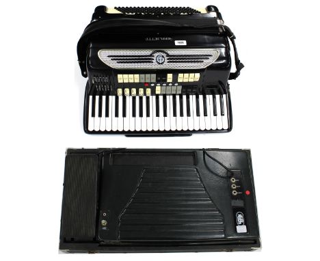 Good Giulietti Professional B22 electronic musette piano accordion,&nbsp;with one hundred and twenty bass buttons, twenty-sev