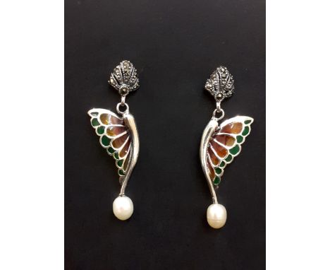 A pair of 925 silver enamelled drop earrings set with pearl and marcasite, L. 4.1cm.