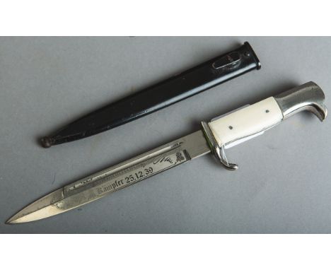 Kurzes Ausgeh-Bajonett der Leibstandarte, m. Beingriffschalen, schwarze Scheide, nichtaufpflanzbar, Klinge m. Zierätzung u. b
