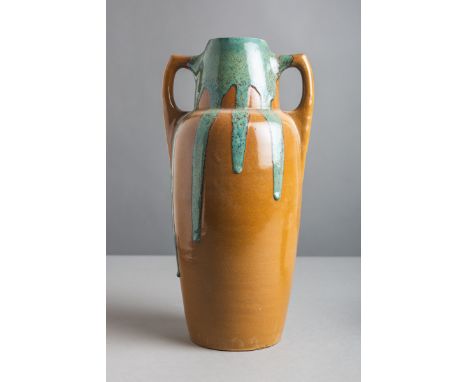 Bodenvase (um 1900, Jugendstil), Keramik, heller Scherben, polychrome Laufglasur,zylinderförmig, m. seitl. angesetzten Henkel