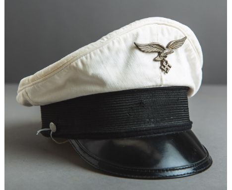 Luftwaffen-Sommer-Schirmmütze für Fliegendes Personal (Drittes Reich), weißer Stoff, Adlerm. HK, nicht Komplett.