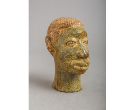 Signiert "Claudio" (Simbabwe), Shona-Figur, wohl grüner Serpentinit m. bräunlicher Patina,am Unterboden Ritzsign., H. ca. 14,
