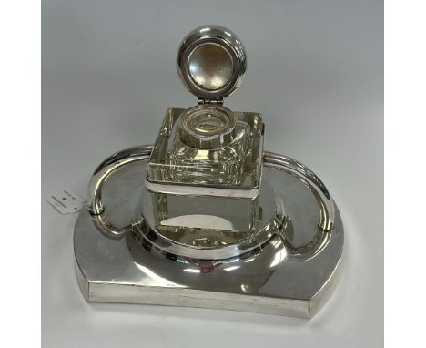 Schreibtischaufsatz mit Tintenfass, im Stil des Art déco, Metall m. Glaseinsatz, ca. B. 28x T. 20 x H. 20 cm.
