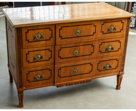 Kommode (2. H. 18. Jh.), Kirschholz, furniert, in d. Schaufront 3 Schubfächer mittigvorgesetzt, je m. Schnitzwerk, hohe Füße 