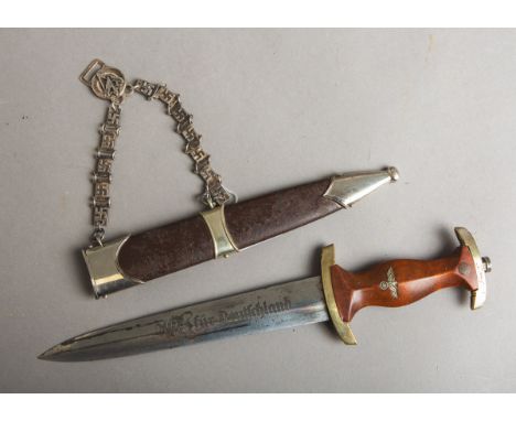 SA Ehrendolch / Dienstdolch M33, an Kette, Griff aus Holz, Embleme ohne Ausbrüche, Klingem. Herst. "F. Herder A.S. Solingen" 
