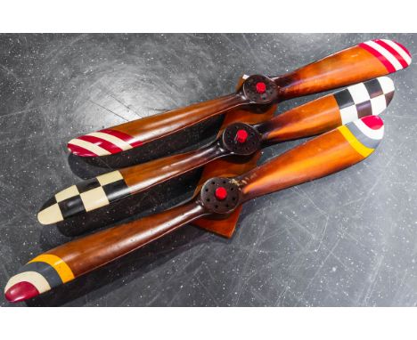 3-teiliges Konvolut von Holzpropellern (Herkunft und Alter unbekannt), m. Wandhalterung,Gr. je ca. L: 117 cm.
