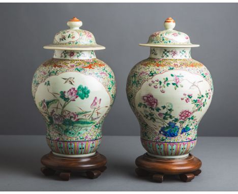 Paar Deckel-Vasen (China, wohl um 1920), Porzellan, polychrome reliefartige Bemalung m.Pflanzen, Ranken, Blüten u. Vögeln, Gr