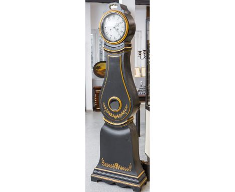Standuhr (wohl Süddeutschland/Österreich, um 1820/30, Biedermeier), ebonisiertesNadelholz, teils Goldmalerei, Korpus in sich 
