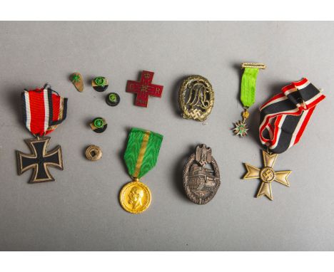 Konvolut von Orden- und Ehrenzeichen, bestehend aus u. a.: 1x Panzerkampfabzeichen(geprägt), 1x KVK Bronze ohne Schwerter, 1x