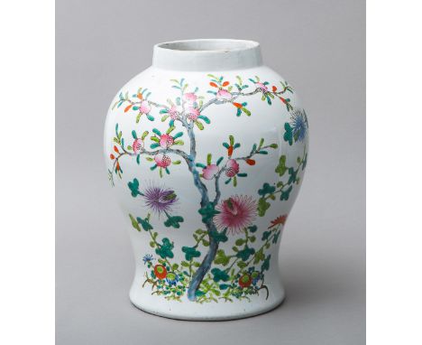 Porzellangefäß (China, Alter unbekannt), polychrome Bemalung m. Blüten u. Pflanzen,bauchige Form, Gr. ca. H: 34 cm.