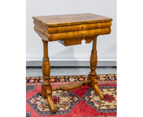 Nähtisch (Mainz, Rheinhessen, um 1830/40, Biedermeier), Nussholz, in der Schaufront 2Schubfächer, das obere Schubfach m. Klap