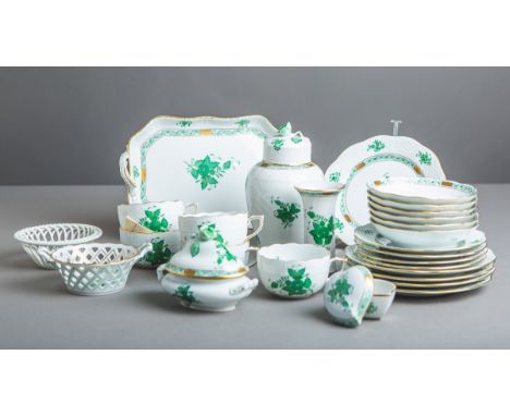 42-teiliges Konvolut von Porzellan-Teilen (Herend), Dekor: Apponyi grün, Goldstaffage,bestehend aus: 1x Deckelvase, 1x kl. ov