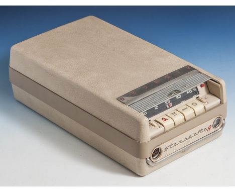 Diktiergerät "Stenorette R" (Grundig, 50er J.), m. Magnetband, Tragegriff, ohne Kabel, Gr.ca. 26 x 14,5 x 8 cm.