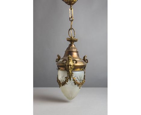 Deckenlampe (Jugendstil), Messinggestell m. floralen Elementen, Glaseinsatz m. geschl.Dekor, H Lampe ca. 40 cm, m. Aufhängung