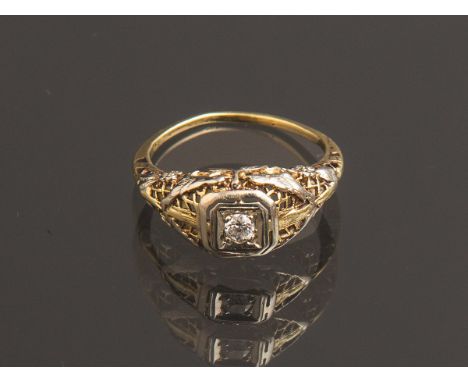Damenring 585 GG/WG, besetzt m. 1 Diamant im Old European Cut von ca. 0.08 ct, Ringkopf m.Muster-, Vogel- u. Floraldekor, ges