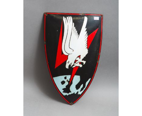 Emailschild "Nachtjagdgeschwader 1" der Luftwaffe (Drittes Reich), Emaille gewölbt inWappenform, unten u. oben gelocht, Darst