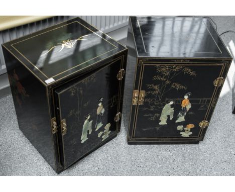 Paar kleine Kommoden (China), Holz/Schwarzlack m. Goldmalerei, d. Einlagen aus div.farbigen Steinen, Gr. ca. H: 52,5 x B: 37 