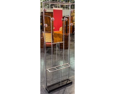Garderobe (20er J., Art déco), Aluminium, mittig m. Spiegel, Schirmstand aus Metall(schwarz lackiert), Gr. ca. H: 176,5 x B: 