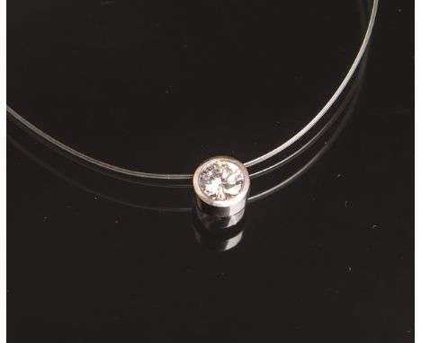 Brillant-Anhänger von ca. 0,4 ct, in WG-Fassung, Dm. m. Fassung ca. 7,5 mm, anPerlonfadenkette.