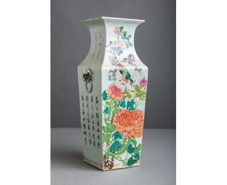 Vierkant-Vase (China, Qing-Dynastie, 1644 - 1912), Porzellan, rechteckige Form m.eingezogener Schulter u. weiter Mündung, pol