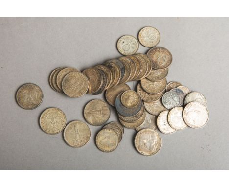44-teiliges Konvolut von Münzen (Drittes Reich), bestehend aus: 15x 5 RM Hindenburg, 6x 5RM Hindenburg m. HK, 10x 5 RM Garnis