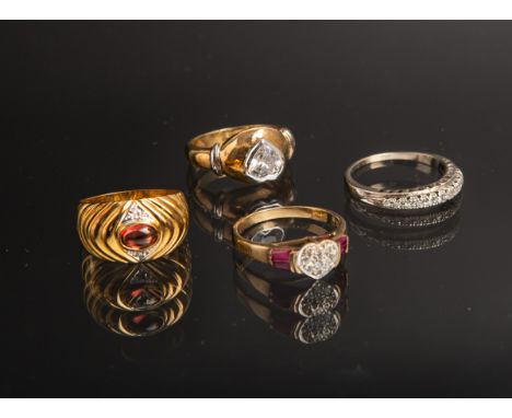4-teiliges Konvolut von Damenringen, bestehend aus: 1x Halbmemoryring 585 WG, Gew. ca.2,35 g, 1x Ring m. rotem Cabochon 333 G