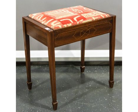 Klavierbank (wohl England, 1. H. 20. Jh.), Mahagoni, im klassischen Stil, Sitzaufklappbar, m. feinen Ahorneinlagen, ca. 48,5 