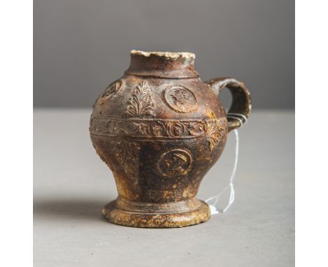 Kleines Henkelgefäß (wohl römisch), Terracotta, fein verziert m. uml. Fries, Palmetten u.6 runden Medaillons m. Gesichtern, G