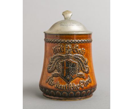 Bierkrug, Keramik, reliefartiges Wappen m. Umschrift: "Mit Gott für deutsche Ehre!",Zinndeckel m. Bez.: "Dr Höhler - W. Schlo