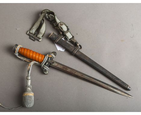Heeresoffiziersdolch (Drittes Reich), m. Portepee u. Gehänge, Gr. ca. L: 39,5 cm. AusPrivatbesitz. Originalfundzustand.