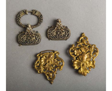 Zwei Gürtelschnallen (19. Jh.), div. Ausführungen, 1x Gelbguss m. Resten v. Vergoldung inRanken- u. Blütenform u. 1x Metall v