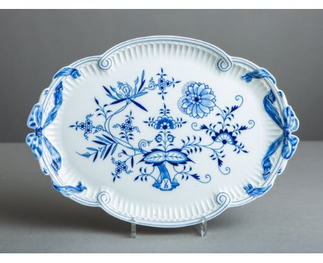 Ovale Schale (Meissen, 20. Jh.), Porzellan, gewellter Rand, seitl. m. Schleifen, blauesZwiebelmuster-Dekor (im Dekor Schwerte