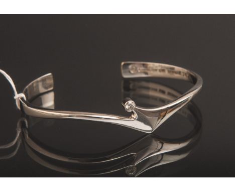 Armreif mit Diamantbesatz 585 WG (Gabrielsen, Dänemark), Juweliersanfertigung, besetzt m.1 Diamanten im Brillantschliff von c