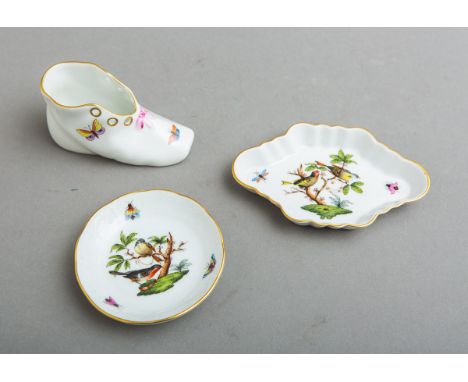 3-teiliges Konvolut von kleinen Porzellanteilen (Herend), Dekor: Rothschild, bestehendaus: 1x Schuh, 1x kl. Teller, 1x Schälc