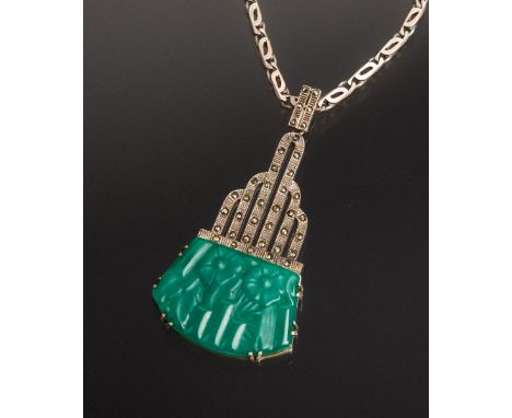 Kette mit Anhänger 835 Silber, im Art déco Stil, Anhänger besetzt m. grüner reliefierterPlatte m. floralem Muster, Fassung be